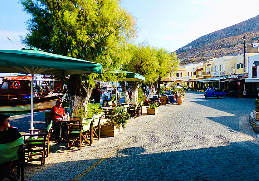 På torget i hamnen i Agia Marina på Leros finns affärer, kaféer, tavernor och resebyråer.