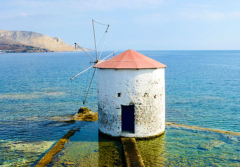 Den berömda väderkvarnen utanför Mylos Fish Restaurant i Agia Marina på Leros i Grekland.