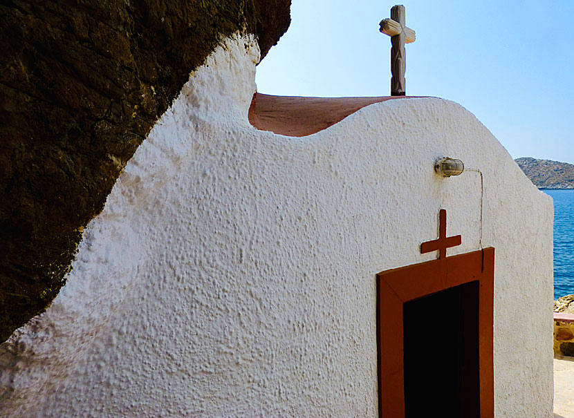 Hälften av Panagia Kavouradena church ligger i en grotta.