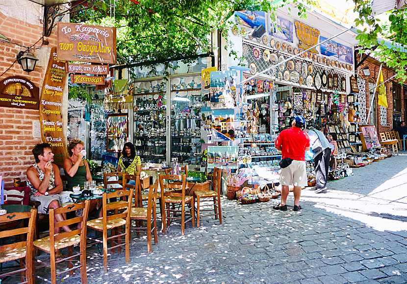 Souvenirer, kaféer och tavernor i Agiassos på Lesbos.
