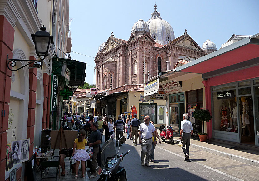 Shoppinggatan Ermou och kyrkan Therapon i Mytilini på Lesbos.