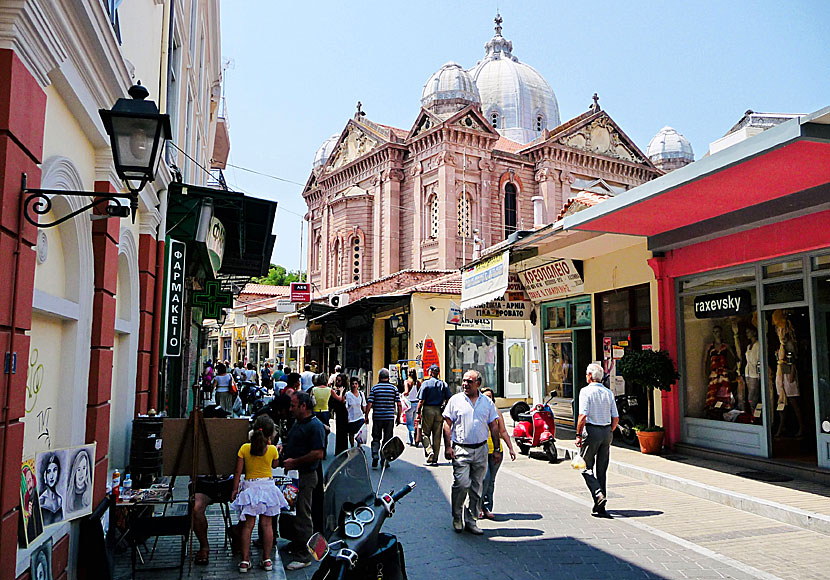 Shoppinggatan Ermou och kyrkan Therapon i Mytilini på Lesbos.