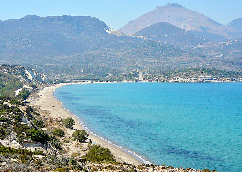 Väster om Milos flygplats ligger den långa sandstranden Achivadolimni.