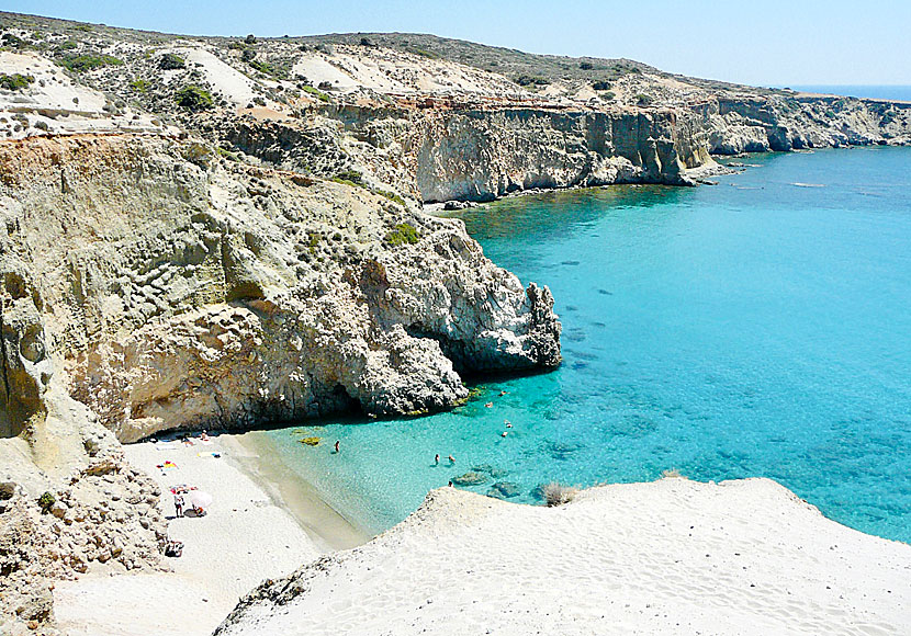 Många av stränderna på Milos passar dig som vill snorkla. Tsigrado beach är bara ett exampel.