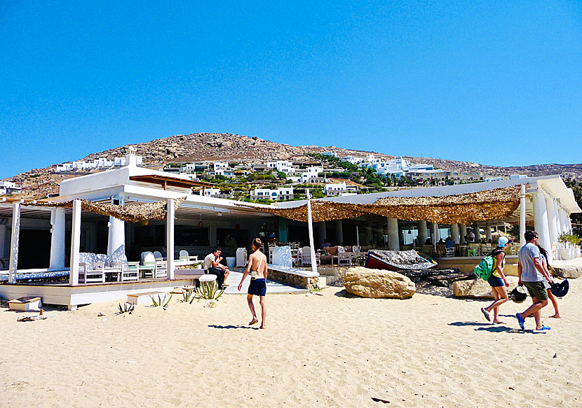 Barer och restauranger på Elia beach på Mykonos i Kykladerna.