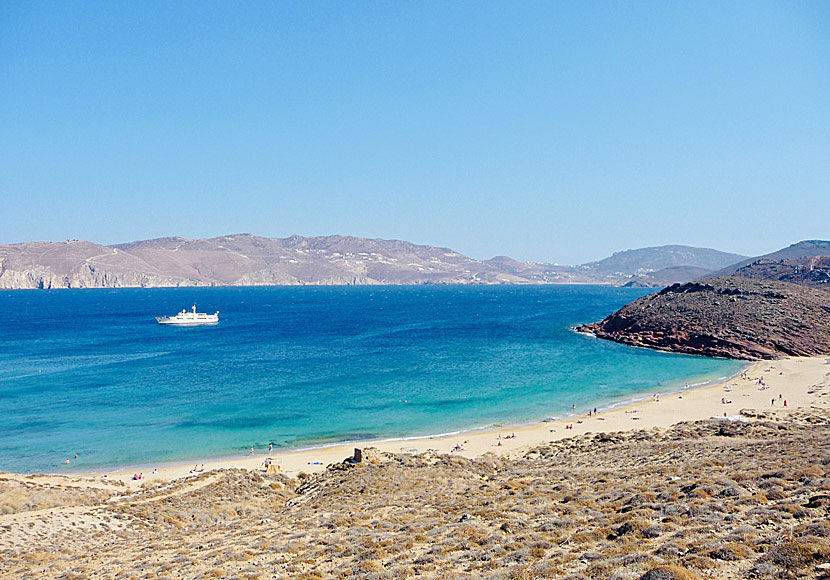 Den oexploaterade sandstranden Agios Sostis beach på Mykonos.