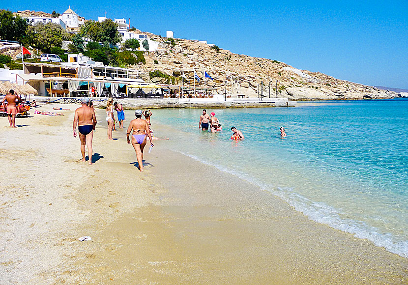 Vandra längs Mykonos fina sandstränder.