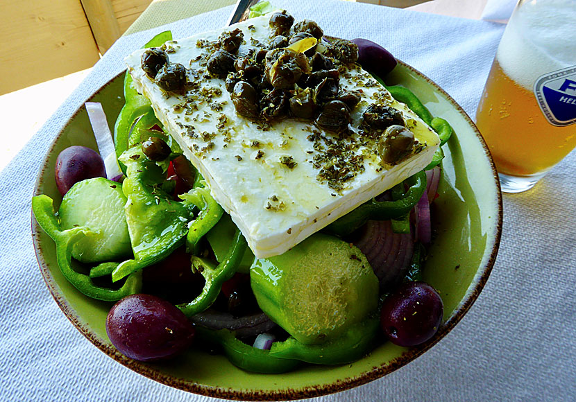 Grekisk sallad med kapris i Gialova på Peloponnesos. 