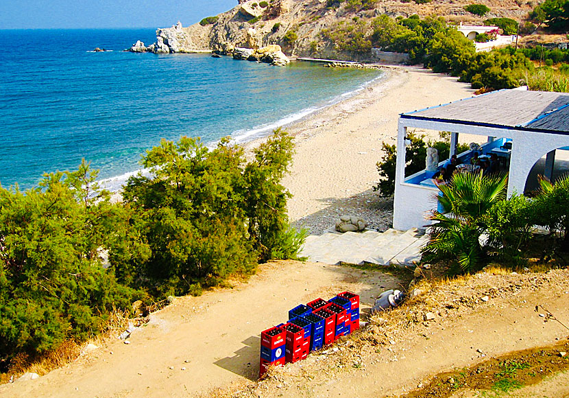 Abram beach passerar man längs vägen till Apollonas.