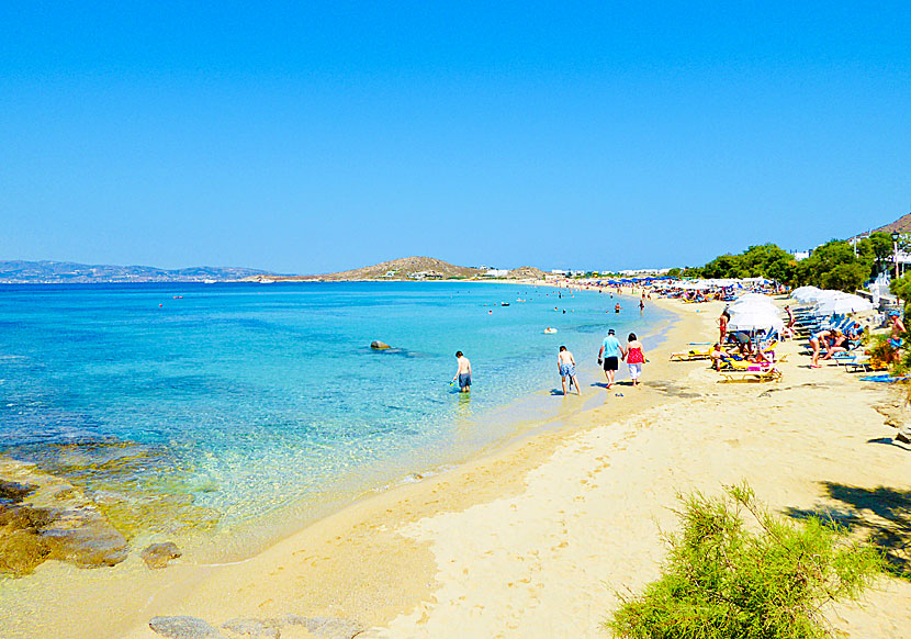 Agios Prokopios beach på Naxos i Kykladerna under högsäsong.