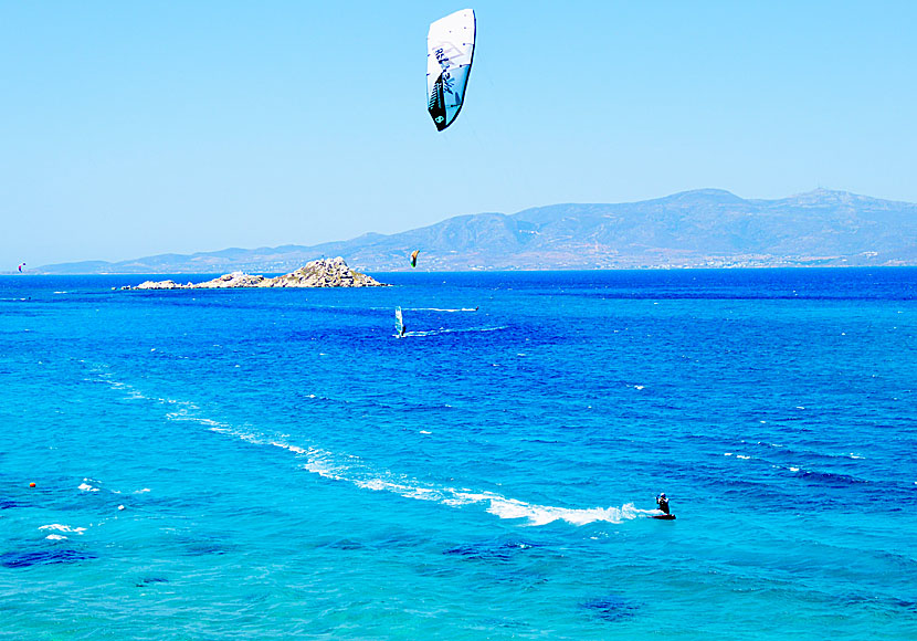 Kitesurfare och vindsurfare vid Mikri Vigla beach på Naxos.