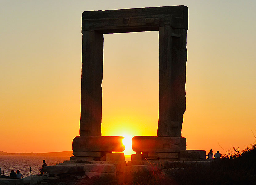 Solnedgången från Portara i Naxos stad.