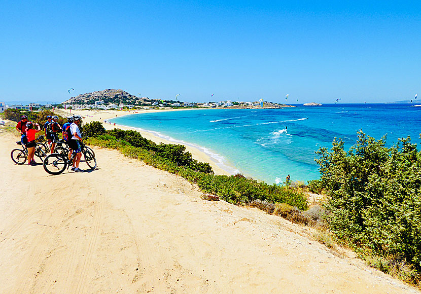 Cykla till stränderna på Naxos i Grekland. 