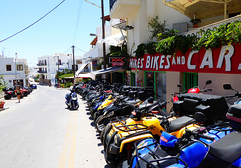 Längs gatan till Agios Georgios beach finns många bil- och mopeduthyrare, bland annat Mikes Bikes and Cars. 