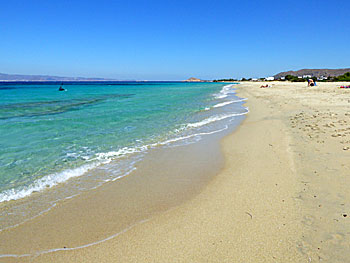 Fina barnvänliga sandstränder på Naxos i Kykladerna.