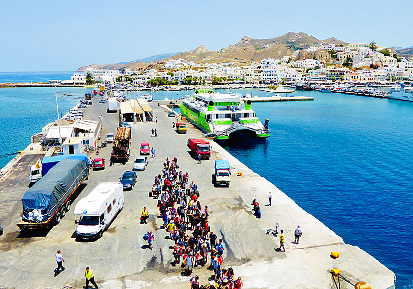 Katamaran i hamnen i Naxos stad. 