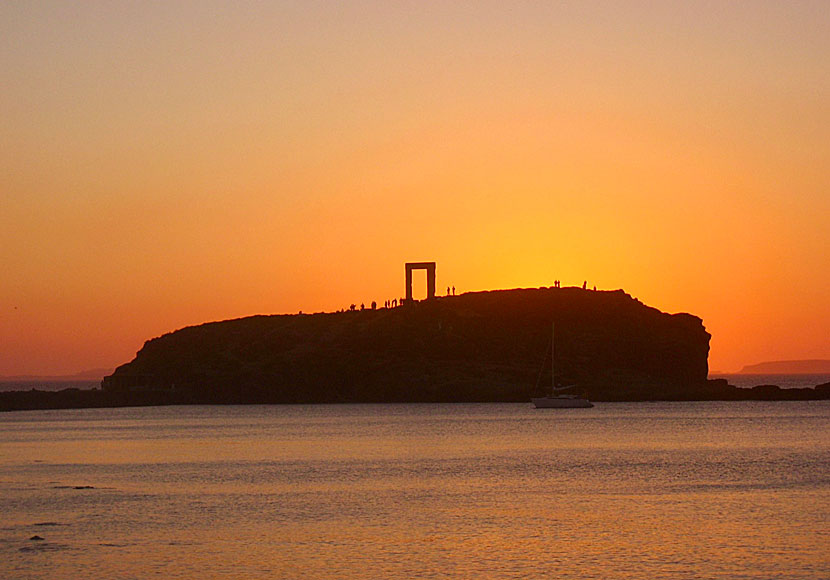 Solnedgången från Portara i Naxos stad.