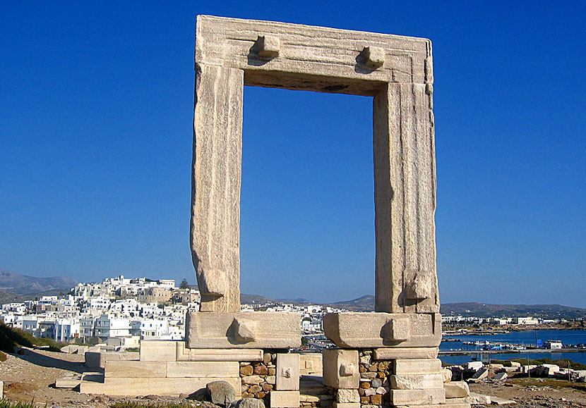 Temple of Apollo. Portara i Naxos stad.