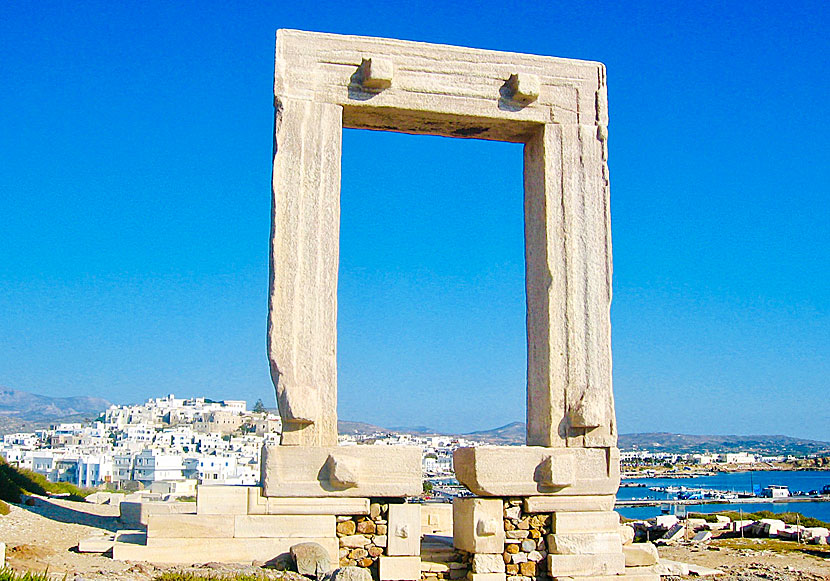 Temple of Apollo. Portara i Naxos stad.