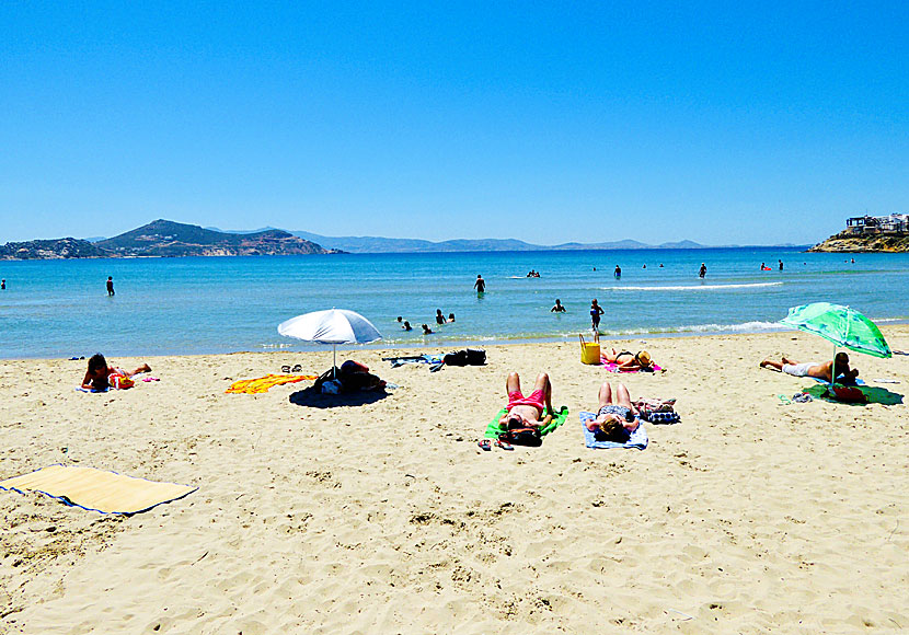 Långgrunda och barnvänliga Agios Georgios beach på Naxos i Grekland.