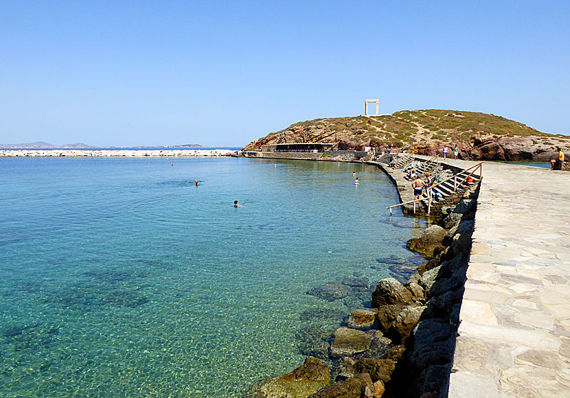 Det går utmärkt att bada från trapporna vid vågbrytaren nära Portara i Naxos stad