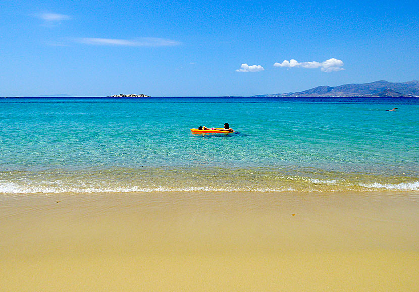 Plaka beach är en av många sandstränder på Naxos som är barnvänliga.