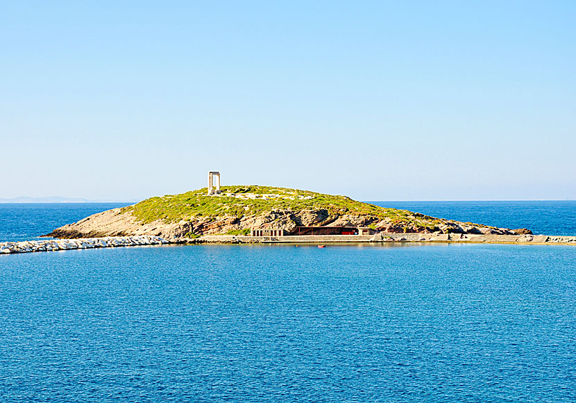 Palatia island och Portara (Temple of Apollo) på Naxos i Grekland.