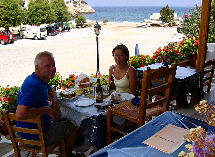 Man sitter gärna länge på Taverna Delfinaki och njuter av god mat. 