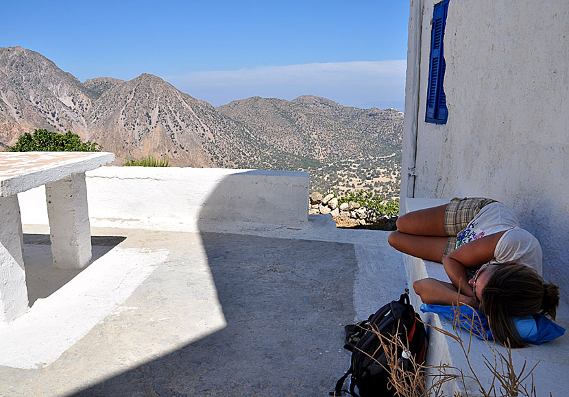 Kyrka och utsiktsplats över vulkanen i Nikia på Nisyros.