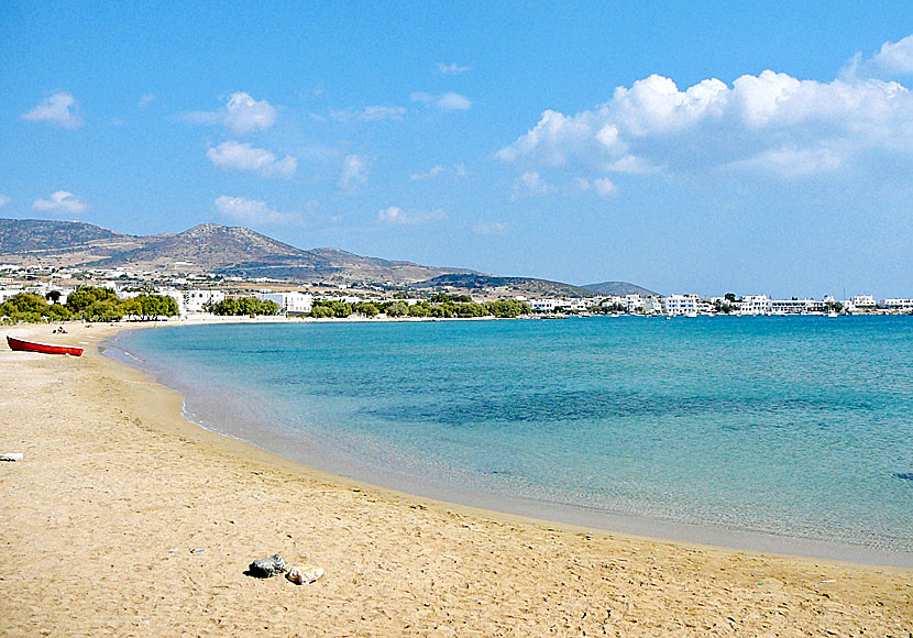 Agios Nikolaos beach ligger strax utanför Aliki på södra Paros. 