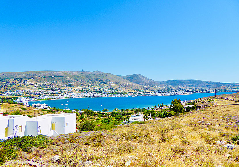 Livadia beach och hamnen i Parikia på Paros. 