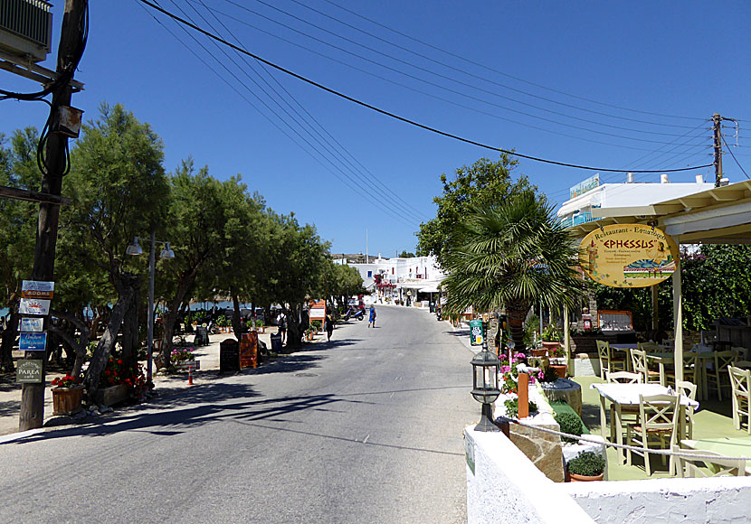Längs strandpromenaden i Livadia på Paros ligger restauranger, tavernor, hotell, affärer och kaféer.  