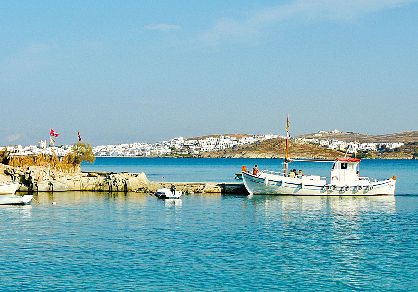 Badbåt vid Kolymbithres beach på Paros.
