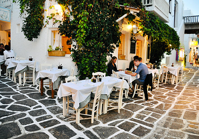 Det finns många bra tavernor inne i de bilfria gränderna i Naoussa på Paros.