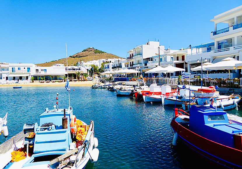 Restauranger längs den mysiga strand- och hamnpromenaden i Piso Livadi på Paros.