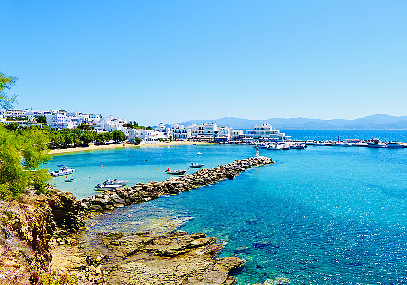 Stranden, byn, strandpromenaden och hamnen i Piso Livadi på Paros i Kykladerna.