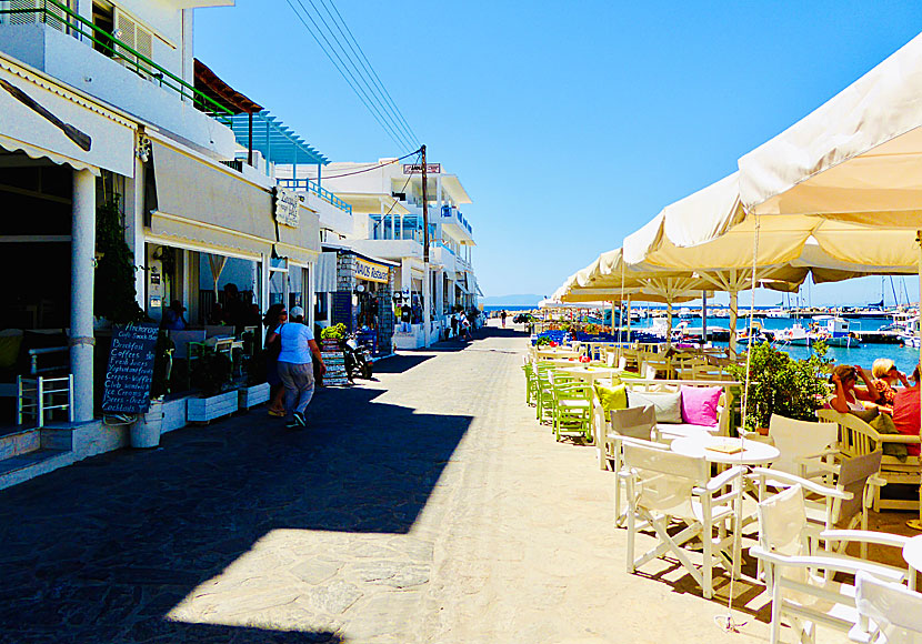 Strandpromenaden i Piso Livadi på Paros kantas av affärer och restauranger. 