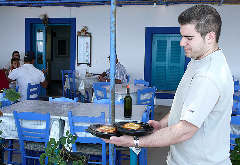 Flamberad saganaki vid Lambi beach på Patmos.