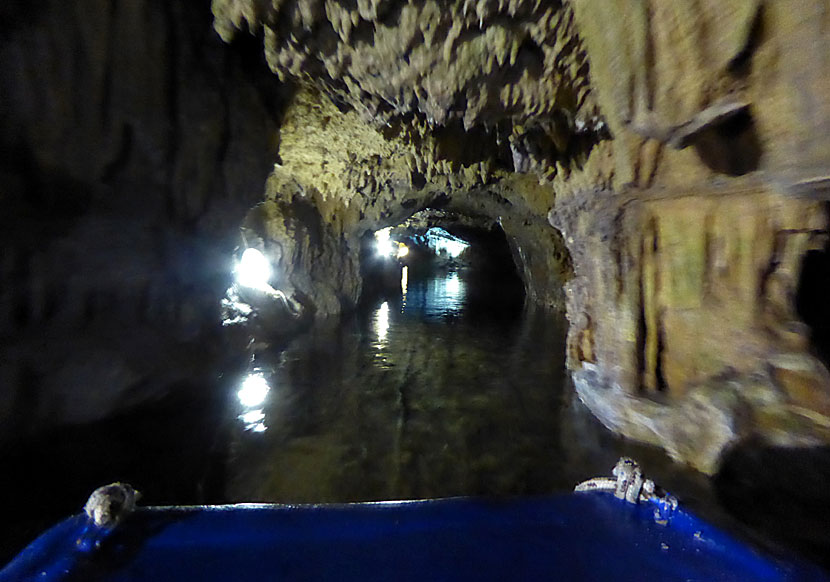 Åka båt igenom grottorna I Diros caves på Peloponnesos.