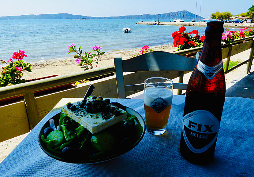 En grekisk sallad och en kall öl FIX smakar alltid bra i Grekland. 