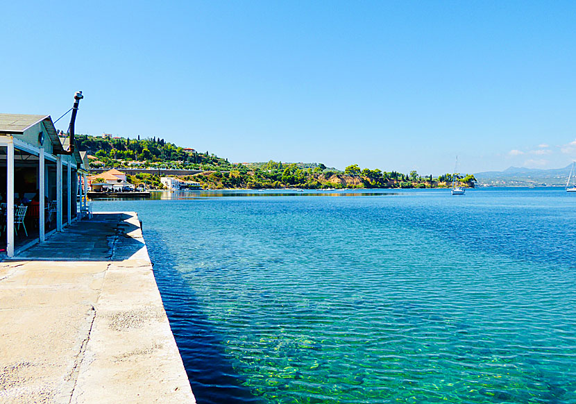 Stranden i Koroni sett från hamnpromenaden.