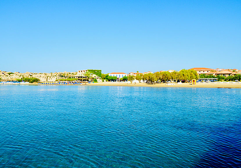 Methoni beach och delar av Castle of Methoni samt lite av byn Methoni.