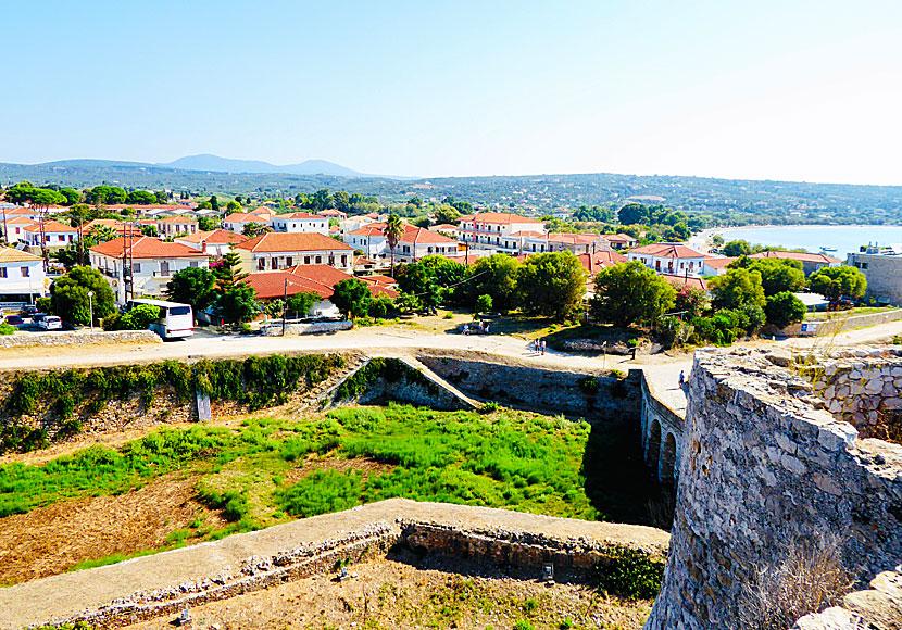 Utsikt över byn Methoni från vallgraven på Castle of Methoni.