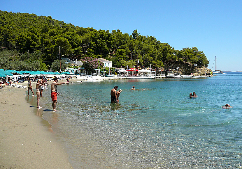 Monastiri beach ligger under klostret Zoodochos Pigis, nära Askeli beach på Poros.
