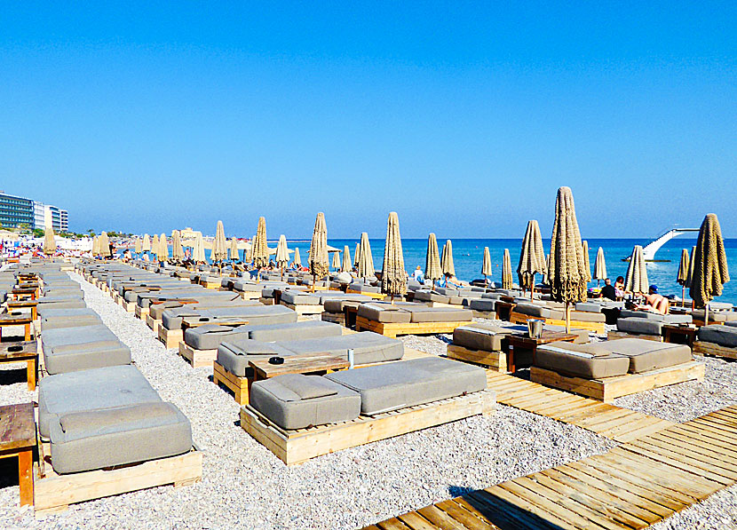 Solstolar och hopptorn på Elli beach i Rhodos stad.