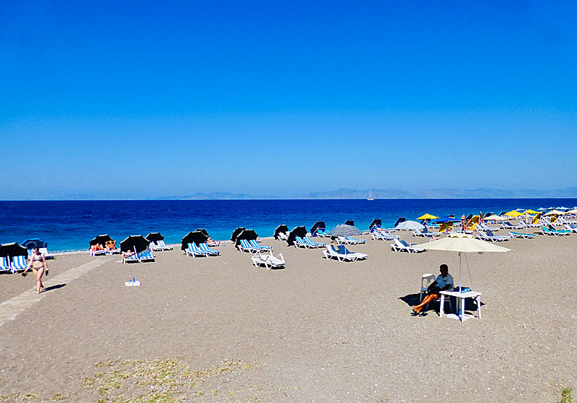 Hyra solstolar, solsängar och parasoll Windy beach i Rhodos stad