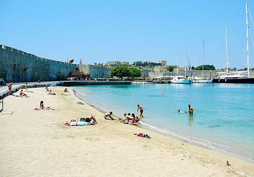 Strand utanför Rhodos gamla stad.