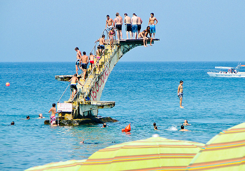 Det populära hopptornet vid Elli beach på Rhodos.