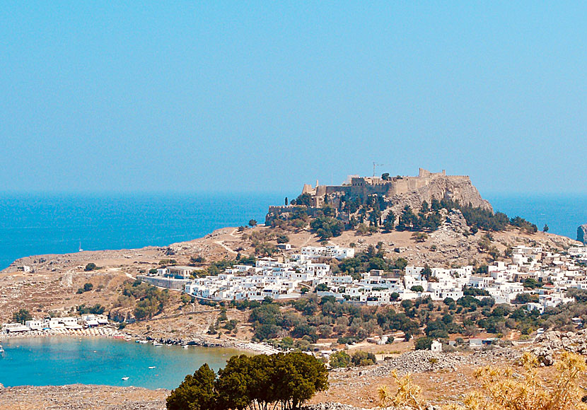 Vy över Lindos och Akropolisklippan på Rhodos.