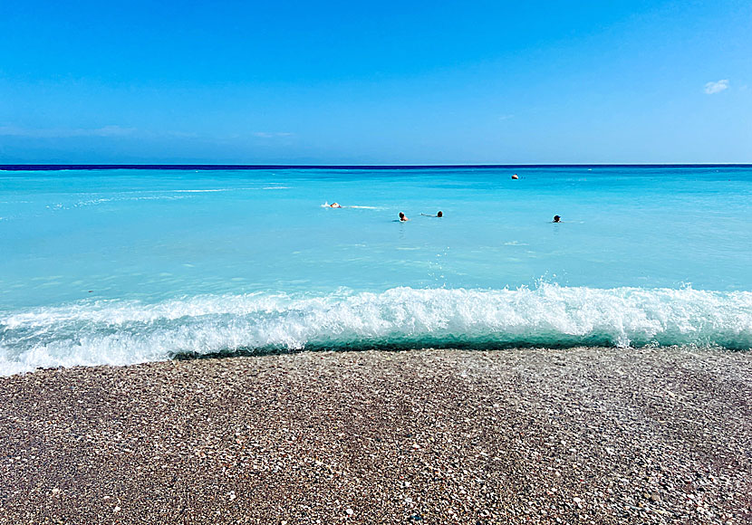 Höga vågor på Windy beach i Rhodos stad.